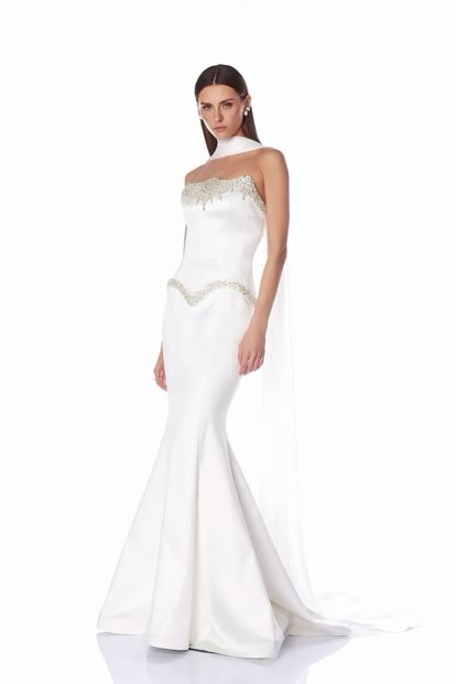 Abendkleid mit Knochenfisch Ausschnitt und Steinverzierungen